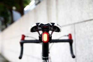 INFINI I‑210R OLLEY – USB‑aufladbares Rücklicht (20 Lumen) mit breitem Sichtwinkel