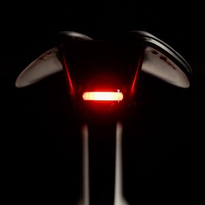 RAVEMEN CL50 – Ultra‑kompaktes Rücklicht (50 Lumen, 300° Sichtbarkeit, Bremslichtfunktion)